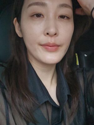 Shin A-young Instagram - 다 다른 날임

옷이 블랙밖에 없는건가.