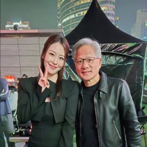 Shin A-young Instagram - 안녕!!!
나 셀카 찍었은 거 좀 봐줄래? 
😀😀😀😀😀😀