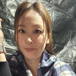 Shin A-young Instagram - 안녕!!!
나 셀카 찍었은 거 좀 봐줄래? 
😀😀😀😀😀😀