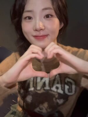 Shin Sia Instagram - HAPPY NEW YEAR! 
사랑가득한 한해의 시작!!!!!!♥️
모두 새해복 많이 받으세요🥰