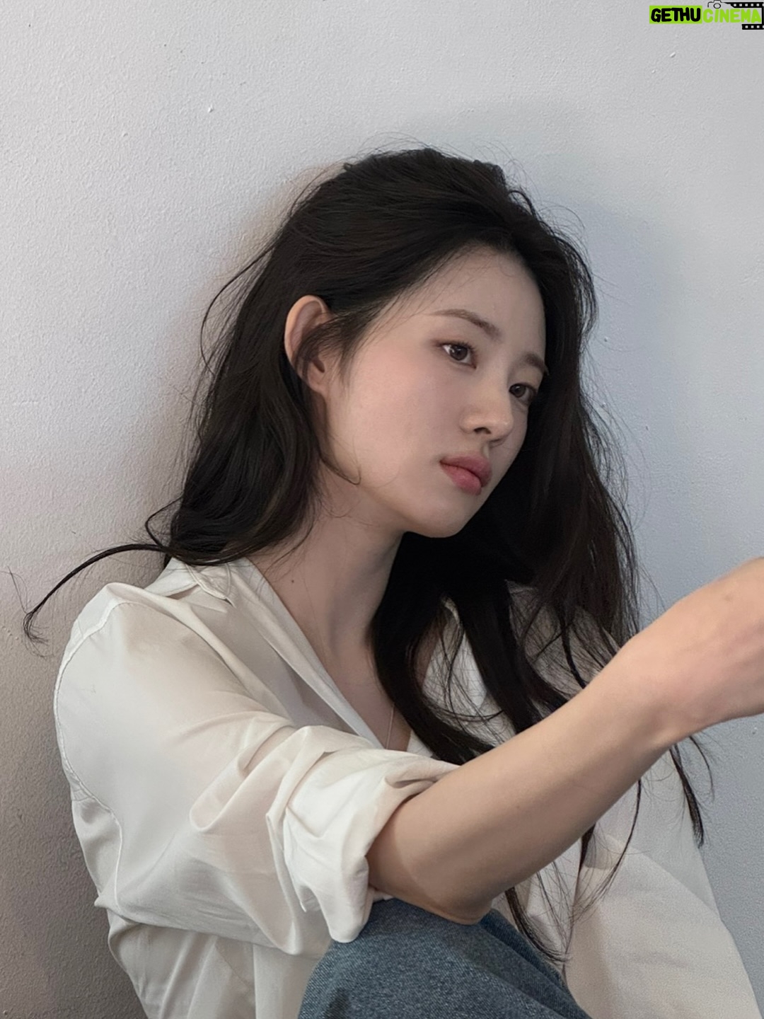 Shin Sia - 115K Likes - 출근길 날씨가 좋으면 기분이 좋그든요 ~~🪽🤍