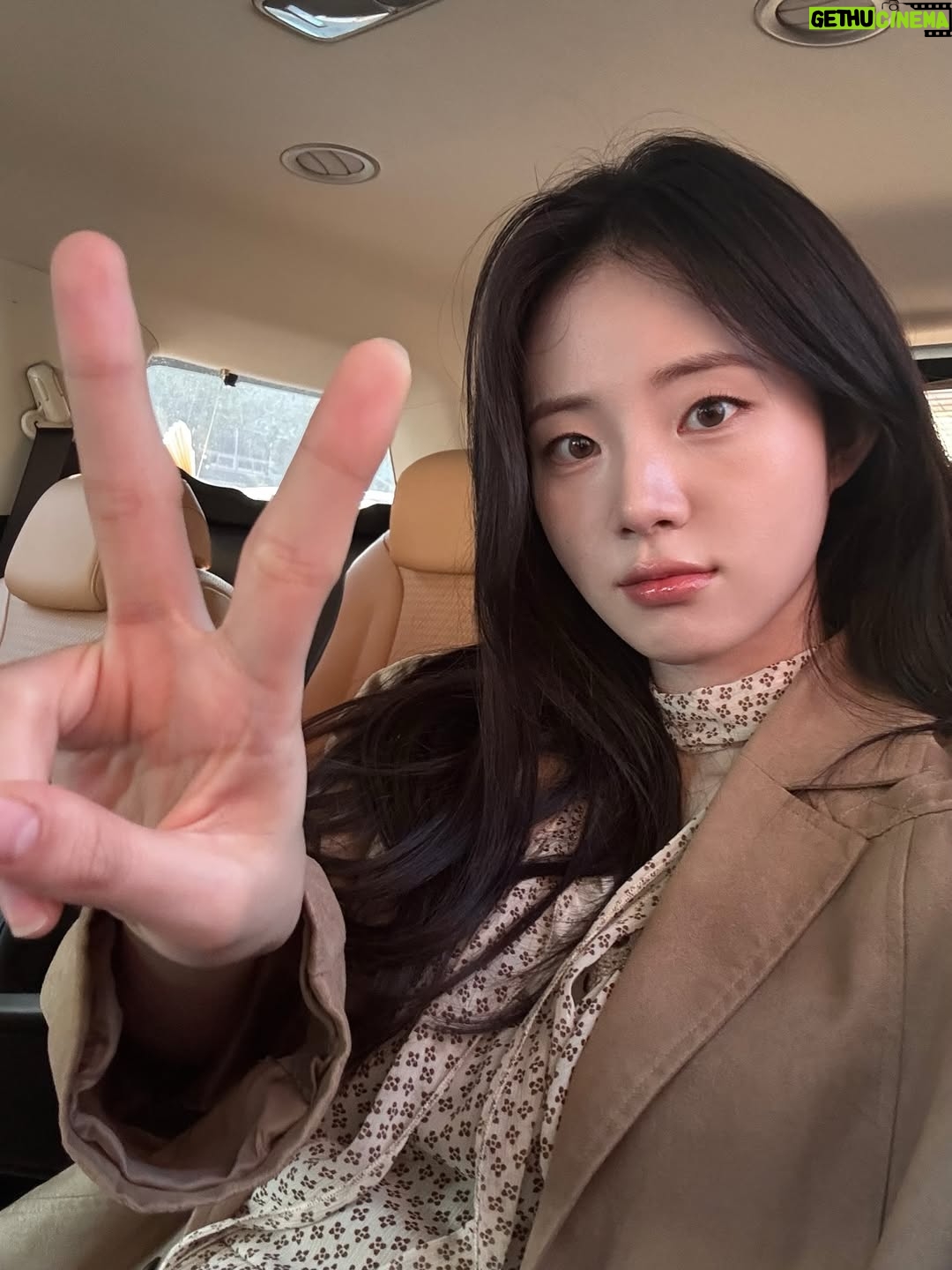 Shin Sia - 115K Likes - 출근길 날씨가 좋으면 기분이 좋그든요 ~~🪽🤍