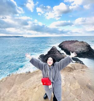 Shin Yazawa Instagram - ☆

山口県下関に行って参りました🐡

史跡巡りをしました。
火の山公園の近くに
火ノ山砲台跡地がありました。
基地の隣には子供が遊べる遊具があり
遊びながら学べる場所でした。
学び遊び景色を楽しみました😌

壇ノ浦の古戦場跡地もあり
みもすそ川公園へ行きました。
源氏と平家の合戦場には像も設置されていて
迫力がありました。
その横にはレプリカの大砲がありました
昔苦手だった歴史ですが
子どもたちのおかげで
色々な事を知る機会になりました。

元の隅神社
123基の赤い鳥居をくぐり
日本海を面する場所での写真撮影は
風が強かったので
自分が飛ばされないか不安と恐怖でした
そんな恐怖のなか撮れた写真が
フランシスコ・ザビエルに
似ていると言われました笑😆

@risonareshimonoseki の
インフィニティプールから
関門海峡をのんびり眺めていました
頭が濡れていると冷えるので
@wcjapan のフードを被り防寒しました👌
夏でも冬でも使えました♪
部屋から覗く門司港の夜景が綺麗で
門司港から見える下関も見たくなりました

ホテルの隣の遊園地の広さがちょーどよく
乗り物で楽しみ
ボール投げをして景品getしたり
運動がてらバスケのシュートを連日して
文字通り学び遊び癒された旅になりました✨

#山口県
#下関
#ふぐも海鮮も瓦そばも食べたよ
#学びと遊びと癒やしの旅
#2025年残り1日