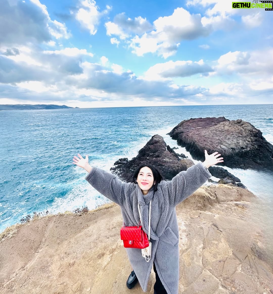 Shin Yazawa - 12K Likes - ☆

山口県下関に行って参りました🐡

史跡巡りをしました。
火の山公園の近くに
火ノ山砲台跡地がありました。
基地の隣には子供が遊べる遊具があり
遊びながら学べる場所でした。
学び遊び景色を楽しみました😌

壇ノ浦の古戦場跡地もあり
みもすそ川公園へ行きました。
源氏と平家の合戦場には像も設置されていて
迫力がありました。
その横にはレプリカの大砲がありました
昔苦手だった歴史ですが
子どもたちのおかげで
色々な事を知る機会になりました。

元の隅神社
123基の赤い鳥居をくぐり
日本海を面する場所での写真撮影は
風が強かったので
自分が飛ばされないか不安と恐怖でした
そんな恐怖のなか撮れた写真が
フランシスコ・ザビエルに
似ていると言われました笑😆

@risonareshimonoseki の
インフィニティプールから
関門海峡をのんびり眺めていました
頭が濡れていると冷えるので
@wcjapan のフードを被り防寒しました👌
夏でも冬でも使えました♪
部屋から覗く門司港の夜景が綺麗で
門司港から見える下関も見たくなりました

ホテルの隣の遊園地の広さがちょーどよく
乗り物で楽しみ
ボール投げをして景品getしたり
運動がてらバスケのシュートを連日して
文字通り学び遊び癒された旅になりました✨

#山口県
#下関
#ふぐも海鮮も瓦そばも食べたよ
#学びと遊びと癒やしの旅
#2025年残り1日