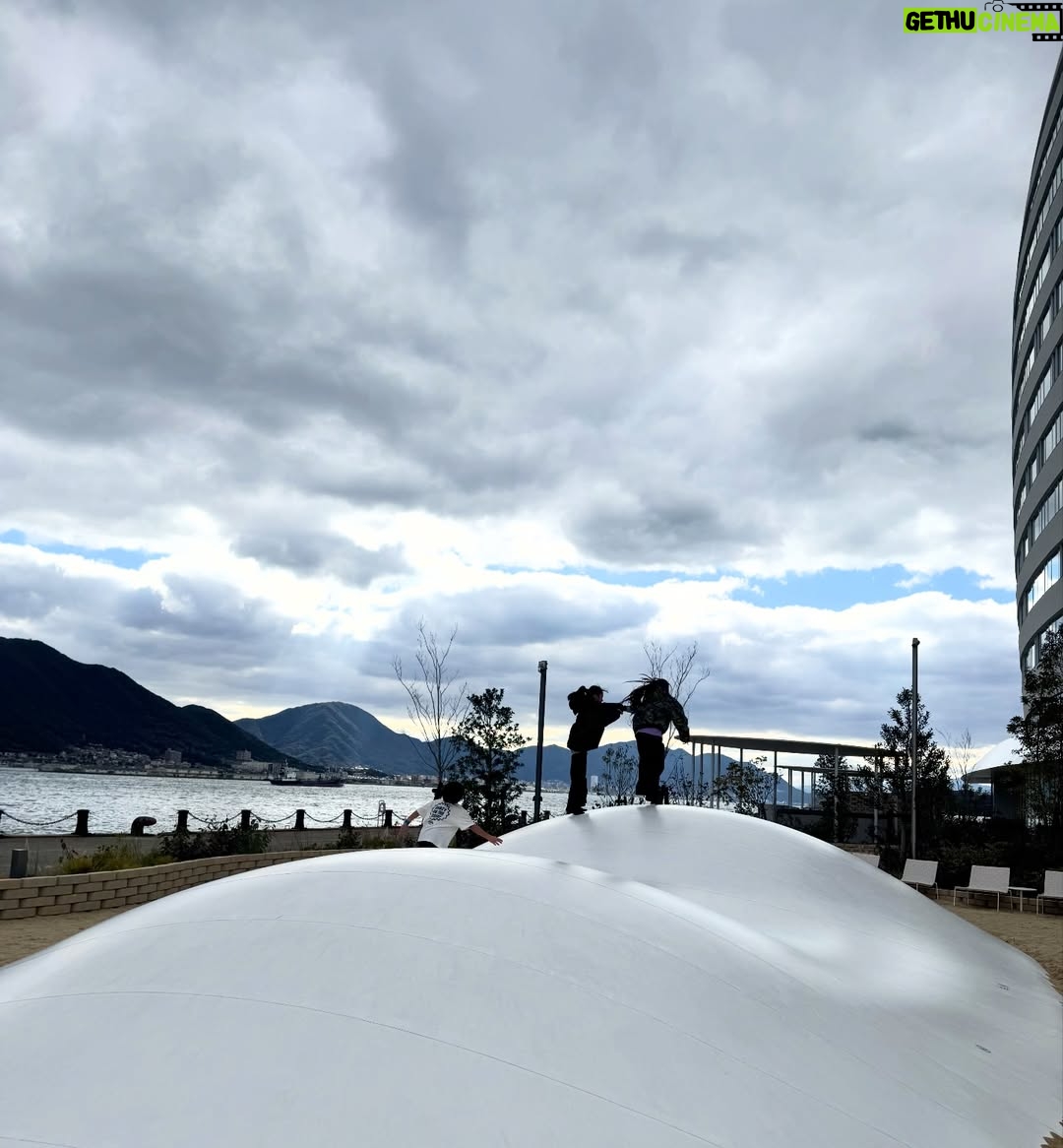 Shin Yazawa - 12K Likes - ☆

山口県下関に行って参りました🐡

史跡巡りをしました。
火の山公園の近くに
火ノ山砲台跡地がありました。
基地の隣には子供が遊べる遊具があり
遊びながら学べる場所でした。
学び遊び景色を楽しみました😌

壇ノ浦の古戦場跡地もあり
みもすそ川公園へ行きました。
源氏と平家の合戦場には像も設置されていて
迫力がありました。
その横にはレプリカの大砲がありました
昔苦手だった歴史ですが
子どもたちのおかげで
色々な事を知る機会になりました。

元の隅神社
123基の赤い鳥居をくぐり
日本海を面する場所での写真撮影は
風が強かったので
自分が飛ばされないか不安と恐怖でした
そんな恐怖のなか撮れた写真が
フランシスコ・ザビエルに
似ていると言われました笑😆

@risonareshimonoseki の
インフィニティプールから
関門海峡をのんびり眺めていました
頭が濡れていると冷えるので
@wcjapan のフードを被り防寒しました👌
夏でも冬でも使えました♪
部屋から覗く門司港の夜景が綺麗で
門司港から見える下関も見たくなりました

ホテルの隣の遊園地の広さがちょーどよく
乗り物で楽しみ
ボール投げをして景品getしたり
運動がてらバスケのシュートを連日して
文字通り学び遊び癒された旅になりました✨

#山口県
#下関
#ふぐも海鮮も瓦そばも食べたよ
#学びと遊びと癒やしの旅
#2025年残り1日