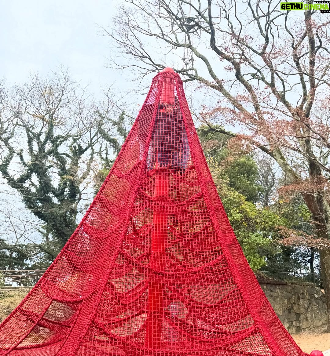 Shin Yazawa - 12K Likes - ☆

山口県下関に行って参りました🐡

史跡巡りをしました。
火の山公園の近くに
火ノ山砲台跡地がありました。
基地の隣には子供が遊べる遊具があり
遊びながら学べる場所でした。
学び遊び景色を楽しみました😌

壇ノ浦の古戦場跡地もあり
みもすそ川公園へ行きました。
源氏と平家の合戦場には像も設置されていて
迫力がありました。
その横にはレプリカの大砲がありました
昔苦手だった歴史ですが
子どもたちのおかげで
色々な事を知る機会になりました。

元の隅神社
123基の赤い鳥居をくぐり
日本海を面する場所での写真撮影は
風が強かったので
自分が飛ばされないか不安と恐怖でした
そんな恐怖のなか撮れた写真が
フランシスコ・ザビエルに
似ていると言われました笑😆

@risonareshimonoseki の
インフィニティプールから
関門海峡をのんびり眺めていました
頭が濡れていると冷えるので
@wcjapan のフードを被り防寒しました👌
夏でも冬でも使えました♪
部屋から覗く門司港の夜景が綺麗で
門司港から見える下関も見たくなりました

ホテルの隣の遊園地の広さがちょーどよく
乗り物で楽しみ
ボール投げをして景品getしたり
運動がてらバスケのシュートを連日して
文字通り学び遊び癒された旅になりました✨

#山口県
#下関
#ふぐも海鮮も瓦そばも食べたよ
#学びと遊びと癒やしの旅
#2025年残り1日