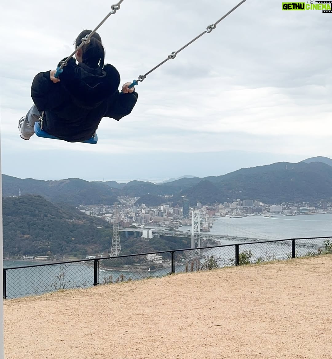 Shin Yazawa - 12K Likes - ☆

山口県下関に行って参りました🐡

史跡巡りをしました。
火の山公園の近くに
火ノ山砲台跡地がありました。
基地の隣には子供が遊べる遊具があり
遊びながら学べる場所でした。
学び遊び景色を楽しみました😌

壇ノ浦の古戦場跡地もあり
みもすそ川公園へ行きました。
源氏と平家の合戦場には像も設置されていて
迫力がありました。
その横にはレプリカの大砲がありました
昔苦手だった歴史ですが
子どもたちのおかげで
色々な事を知る機会になりました。

元の隅神社
123基の赤い鳥居をくぐり
日本海を面する場所での写真撮影は
風が強かったので
自分が飛ばされないか不安と恐怖でした
そんな恐怖のなか撮れた写真が
フランシスコ・ザビエルに
似ていると言われました笑😆

@risonareshimonoseki の
インフィニティプールから
関門海峡をのんびり眺めていました
頭が濡れていると冷えるので
@wcjapan のフードを被り防寒しました👌
夏でも冬でも使えました♪
部屋から覗く門司港の夜景が綺麗で
門司港から見える下関も見たくなりました

ホテルの隣の遊園地の広さがちょーどよく
乗り物で楽しみ
ボール投げをして景品getしたり
運動がてらバスケのシュートを連日して
文字通り学び遊び癒された旅になりました✨

#山口県
#下関
#ふぐも海鮮も瓦そばも食べたよ
#学びと遊びと癒やしの旅
#2025年残り1日