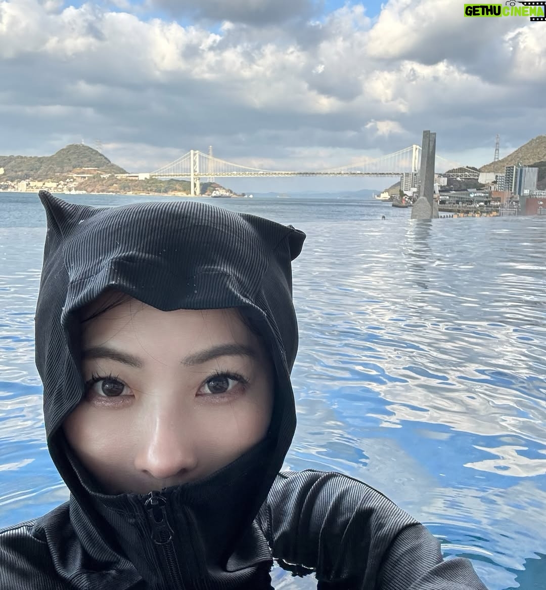 Shin Yazawa - 12K Likes - ☆

山口県下関に行って参りました🐡

史跡巡りをしました。
火の山公園の近くに
火ノ山砲台跡地がありました。
基地の隣には子供が遊べる遊具があり
遊びながら学べる場所でした。
学び遊び景色を楽しみました😌

壇ノ浦の古戦場跡地もあり
みもすそ川公園へ行きました。
源氏と平家の合戦場には像も設置されていて
迫力がありました。
その横にはレプリカの大砲がありました
昔苦手だった歴史ですが
子どもたちのおかげで
色々な事を知る機会になりました。

元の隅神社
123基の赤い鳥居をくぐり
日本海を面する場所での写真撮影は
風が強かったので
自分が飛ばされないか不安と恐怖でした
そんな恐怖のなか撮れた写真が
フランシスコ・ザビエルに
似ていると言われました笑😆

@risonareshimonoseki の
インフィニティプールから
関門海峡をのんびり眺めていました
頭が濡れていると冷えるので
@wcjapan のフードを被り防寒しました👌
夏でも冬でも使えました♪
部屋から覗く門司港の夜景が綺麗で
門司港から見える下関も見たくなりました

ホテルの隣の遊園地の広さがちょーどよく
乗り物で楽しみ
ボール投げをして景品getしたり
運動がてらバスケのシュートを連日して
文字通り学び遊び癒された旅になりました✨

#山口県
#下関
#ふぐも海鮮も瓦そばも食べたよ
#学びと遊びと癒やしの旅
#2025年残り1日