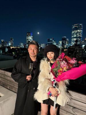 Shin Yazawa Instagram - ♡

最近のあれこれ

いい夫婦の日を前に
サプライズで用意してくれた花に感動🥹💐

いい御夫婦♡と
アポテオーズでディナー🍽️

後ろでは
デザートを作ってくださっています
前菜が揃うまでの心弾む時間♡

料理と相性の良いワインを
ペアリングしていただき🍷
全て美味しくいただきました✨

仕事への向き合い方
家族への向き合い方
尊敬しています。

いつも有難う✨

#アポテオーズ
#apothéose 
#tokyonode最上階
#虎ノ門ヒルズ
#ステーションタワー49階
@apotheose_tokyo 
#いい夫婦の日
#いつも有難う
#感謝
#楽しい時間はあっという間