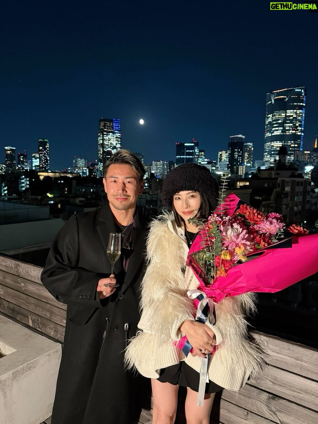 Shin Yazawa - 19.4K Likes - ♡

最近のあれこれ

いい夫婦の日を前に
サプライズで用意してくれた花に感動🥹💐

いい御夫婦♡と
アポテオーズでディナー🍽️

後ろでは
デザートを作ってくださっています
前菜が揃うまでの心弾む時間♡

料理と相性の良いワインを
ペアリングしていただき🍷
全て美味しくいただきました✨

仕事への向き合い方
家族への向き合い方
尊敬しています。

いつも有難う✨

#アポテオーズ
#apothéose 
#tokyonode最上階
#虎ノ門ヒルズ
#ステーションタワー49階
@apotheose_tokyo 
#いい夫婦の日
#いつも有難う
#感謝
#楽しい時間はあっという間