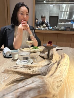 Shin Yazawa Instagram - ♡

最近のあれこれ

いい夫婦の日を前に
サプライズで用意してくれた花に感動🥹💐

いい御夫婦♡と
アポテオーズでディナー🍽️

後ろでは
デザートを作ってくださっています
前菜が揃うまでの心弾む時間♡

料理と相性の良いワインを
ペアリングしていただき🍷
全て美味しくいただきました✨

仕事への向き合い方
家族への向き合い方
尊敬しています。

いつも有難う✨

#アポテオーズ
#apothéose 
#tokyonode最上階
#虎ノ門ヒルズ
#ステーションタワー49階
@apotheose_tokyo 
#いい夫婦の日
#いつも有難う
#感謝
#楽しい時間はあっという間