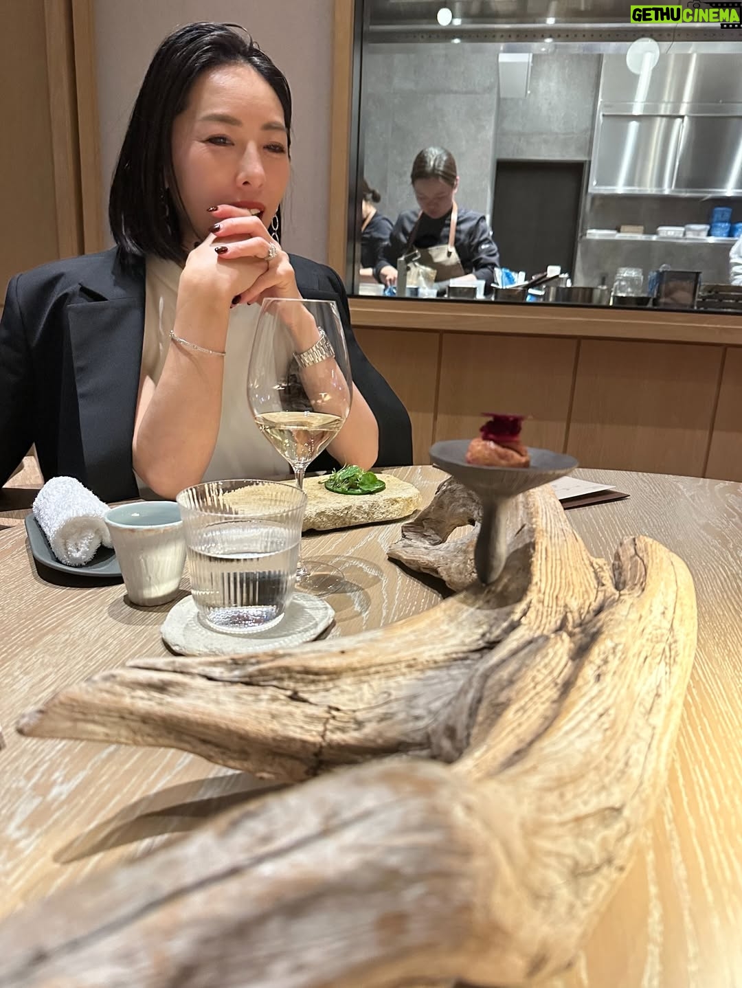 Shin Yazawa - 19.4K Likes - ♡

最近のあれこれ

いい夫婦の日を前に
サプライズで用意してくれた花に感動🥹💐

いい御夫婦♡と
アポテオーズでディナー🍽️

後ろでは
デザートを作ってくださっています
前菜が揃うまでの心弾む時間♡

料理と相性の良いワインを
ペアリングしていただき🍷
全て美味しくいただきました✨

仕事への向き合い方
家族への向き合い方
尊敬しています。

いつも有難う✨

#アポテオーズ
#apothéose 
#tokyonode最上階
#虎ノ門ヒルズ
#ステーションタワー49階
@apotheose_tokyo 
#いい夫婦の日
#いつも有難う
#感謝
#楽しい時間はあっという間