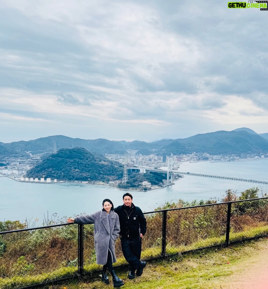 Shin Yazawa - 12K Likes - ☆

山口県下関に行って参りました🐡

史跡巡りをしました。
火の山公園の近くに
火ノ山砲台跡地がありました。
基地の隣には子供が遊べる遊具があり
遊びながら学べる場所でした。
学び遊び景色を楽しみました😌

壇ノ浦の古戦場跡地もあり
みもすそ川公園へ行きました。
源氏と平家の合戦場には像も設置されていて
迫力がありました。
その横にはレプリカの大砲がありました
昔苦手だった歴史ですが
子どもたちのおかげで
色々な事を知る機会になりました。

元の隅神社
123基の赤い鳥居をくぐり
日本海を面する場所での写真撮影は
風が強かったので
自分が飛ばされないか不安と恐怖でした
そんな恐怖のなか撮れた写真が
フランシスコ・ザビエルに
似ていると言われました笑😆

@risonareshimonoseki の
インフィニティプールから
関門海峡をのんびり眺めていました
頭が濡れていると冷えるので
@wcjapan のフードを被り防寒しました👌
夏でも冬でも使えました♪
部屋から覗く門司港の夜景が綺麗で
門司港から見える下関も見たくなりました

ホテルの隣の遊園地の広さがちょーどよく
乗り物で楽しみ
ボール投げをして景品getしたり
運動がてらバスケのシュートを連日して
文字通り学び遊び癒された旅になりました✨

#山口県
#下関
#ふぐも海鮮も瓦そばも食べたよ
#学びと遊びと癒やしの旅
#2025年残り1日