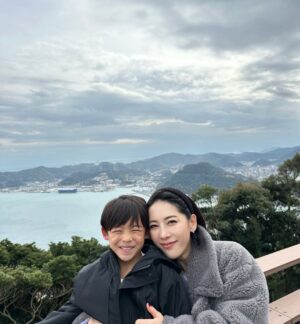 Shin Yazawa Instagram - ☆

山口県下関に行って参りました🐡

史跡巡りをしました。
火の山公園の近くに
火ノ山砲台跡地がありました。
基地の隣には子供が遊べる遊具があり
遊びながら学べる場所でした。
学び遊び景色を楽しみました😌

壇ノ浦の古戦場跡地もあり
みもすそ川公園へ行きました。
源氏と平家の合戦場には像も設置されていて
迫力がありました。
その横にはレプリカの大砲がありました
昔苦手だった歴史ですが
子どもたちのおかげで
色々な事を知る機会になりました。

元の隅神社
123基の赤い鳥居をくぐり
日本海を面する場所での写真撮影は
風が強かったので
自分が飛ばされないか不安と恐怖でした
そんな恐怖のなか撮れた写真が
フランシスコ・ザビエルに
似ていると言われました笑😆

@risonareshimonoseki の
インフィニティプールから
関門海峡をのんびり眺めていました
頭が濡れていると冷えるので
@wcjapan のフードを被り防寒しました👌
夏でも冬でも使えました♪
部屋から覗く門司港の夜景が綺麗で
門司港から見える下関も見たくなりました

ホテルの隣の遊園地の広さがちょーどよく
乗り物で楽しみ
ボール投げをして景品getしたり
運動がてらバスケのシュートを連日して
文字通り学び遊び癒された旅になりました✨

#山口県
#下関
#ふぐも海鮮も瓦そばも食べたよ
#学びと遊びと癒やしの旅
#2025年残り1日