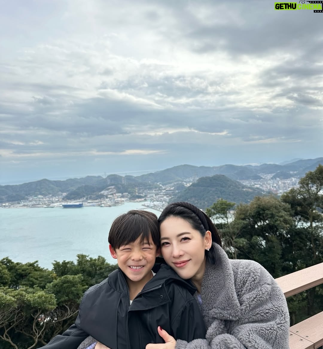 Shin Yazawa - 12K Likes - ☆

山口県下関に行って参りました🐡

史跡巡りをしました。
火の山公園の近くに
火ノ山砲台跡地がありました。
基地の隣には子供が遊べる遊具があり
遊びながら学べる場所でした。
学び遊び景色を楽しみました😌

壇ノ浦の古戦場跡地もあり
みもすそ川公園へ行きました。
源氏と平家の合戦場には像も設置されていて
迫力がありました。
その横にはレプリカの大砲がありました
昔苦手だった歴史ですが
子どもたちのおかげで
色々な事を知る機会になりました。

元の隅神社
123基の赤い鳥居をくぐり
日本海を面する場所での写真撮影は
風が強かったので
自分が飛ばされないか不安と恐怖でした
そんな恐怖のなか撮れた写真が
フランシスコ・ザビエルに
似ていると言われました笑😆

@risonareshimonoseki の
インフィニティプールから
関門海峡をのんびり眺めていました
頭が濡れていると冷えるので
@wcjapan のフードを被り防寒しました👌
夏でも冬でも使えました♪
部屋から覗く門司港の夜景が綺麗で
門司港から見える下関も見たくなりました

ホテルの隣の遊園地の広さがちょーどよく
乗り物で楽しみ
ボール投げをして景品getしたり
運動がてらバスケのシュートを連日して
文字通り学び遊び癒された旅になりました✨

#山口県
#下関
#ふぐも海鮮も瓦そばも食べたよ
#学びと遊びと癒やしの旅
#2025年残り1日