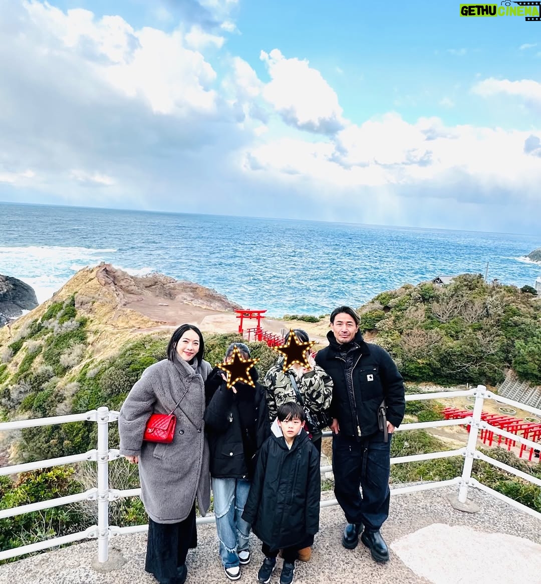 Shin Yazawa - 12K Likes - ☆

山口県下関に行って参りました🐡

史跡巡りをしました。
火の山公園の近くに
火ノ山砲台跡地がありました。
基地の隣には子供が遊べる遊具があり
遊びながら学べる場所でした。
学び遊び景色を楽しみました😌

壇ノ浦の古戦場跡地もあり
みもすそ川公園へ行きました。
源氏と平家の合戦場には像も設置されていて
迫力がありました。
その横にはレプリカの大砲がありました
昔苦手だった歴史ですが
子どもたちのおかげで
色々な事を知る機会になりました。

元の隅神社
123基の赤い鳥居をくぐり
日本海を面する場所での写真撮影は
風が強かったので
自分が飛ばされないか不安と恐怖でした
そんな恐怖のなか撮れた写真が
フランシスコ・ザビエルに
似ていると言われました笑😆

@risonareshimonoseki の
インフィニティプールから
関門海峡をのんびり眺めていました
頭が濡れていると冷えるので
@wcjapan のフードを被り防寒しました👌
夏でも冬でも使えました♪
部屋から覗く門司港の夜景が綺麗で
門司港から見える下関も見たくなりました

ホテルの隣の遊園地の広さがちょーどよく
乗り物で楽しみ
ボール投げをして景品getしたり
運動がてらバスケのシュートを連日して
文字通り学び遊び癒された旅になりました✨

#山口県
#下関
#ふぐも海鮮も瓦そばも食べたよ
#学びと遊びと癒やしの旅
#2025年残り1日
