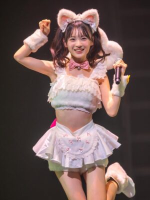 Shinzawa Nao Instagram - ティアラが落ちるから下は向かない！！！🐱💖ニャン

#nmb48 #japaneseidol #妄想ガールフレンド