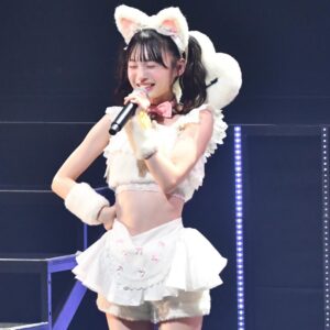 Shinzawa Nao Instagram - ティアラが落ちるから下は向かない！！！🐱💖ニャン

#nmb48 #japaneseidol #妄想ガールフレンド