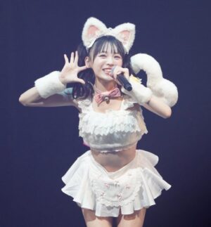 Shinzawa Nao Instagram - ティアラが落ちるから下は向かない！！！🐱💖ニャン

#nmb48 #japaneseidol #妄想ガールフレンド