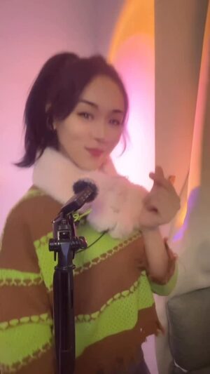 Shirley Yeung Sze-Kei Instagram - 大家看了電影🎬<尋秦記>沒有?
厲害原來已經是25年了,
我也是2001的MisshK,剛好同年出道😆
我和小朋友也看了,他們也很喜歡!支持香港電影❤️
還沒有看的,快去看看😊
直播間最近很多人想聽這首歌呢,
還嚷著要聽,還叫我來一首,哈哈第一次膽粗粗找來唱唱,
讓你們要笑笑,聽完,有沒有當年的回憶湧上心頭呢!😂
大家開心🌈
#楊思琦 #szekikk #楊思琦szeki #杨思琦 #杨思琦szeki #香港小姐 #演員 #翻唱 #直播 #尋秦記 #天命最高