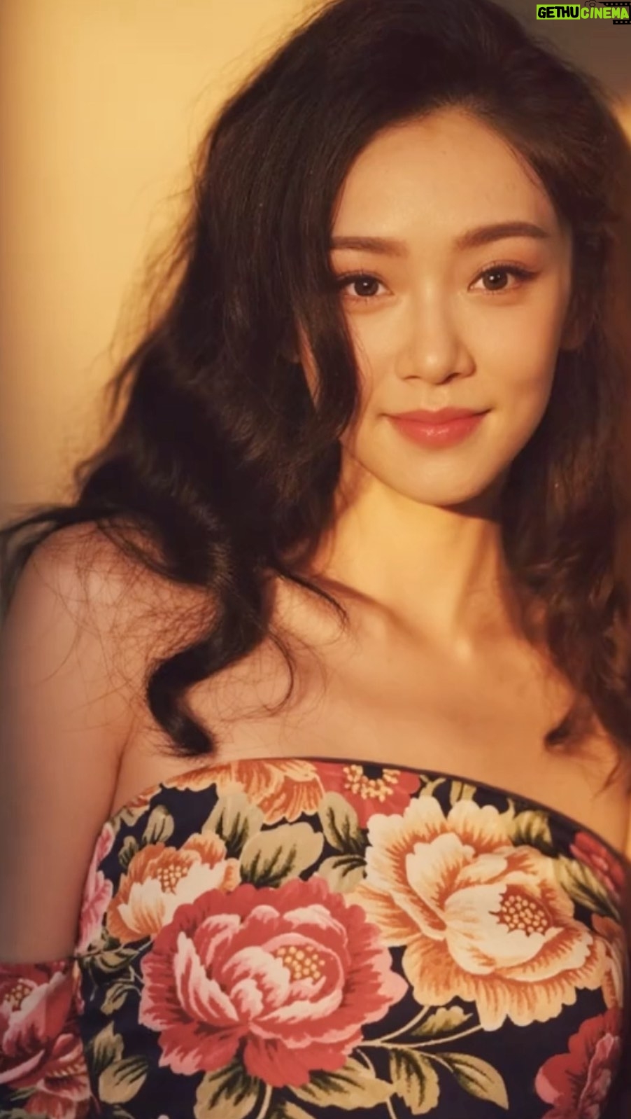 Shirley Yeung Sze-Kei - 1.3K Likes - 做個不一樣的自己

同一張照片，換盞暖燈是溫柔的自己，自然光下是鬆弛的自己，加片落葉映襯是文藝的自己～
十秒短片里的每個小調整，都像在給生活調頻——不用刻意追求完美，只需用藝術的眼光細品日常，就會發現：我們本就有無數種可愛的模樣呀！
接納每個角度的自己，日子自然有了不一樣的質感🌿

你們喜歡哪一個？請在評論區留言给我啊！😆

#藝術細味生活 #氛围感拍照
#日常里的小美好
#發現不一樣的自己#szekikk#杨思琦
#楊思琦 #楊思琦szeki