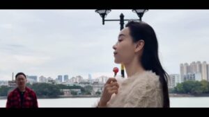 Shirley Yeung Sze-Kei Instagram - 📺當年《喜劇之王》里,“你養我啊?”“我養你啊!”嘅對白感動咗好多人。
今次來個經典重溫,不過不是「返工版」, 而是「直播版」!
而家時代唔同啦,對於我哋呢啲想喺直播界闖出一片天嘅人嚟講,直播就系我哋嘅“返工”。
我同你講:“我要直播!唔畀我直播你養我咩?”唔知你嘅答案系咪同尹天仇當年一樣堅定呢?
你哋 嘅夢想之路上,又系邊個畀咗你勇往直前嘅力量?
有冇過嗰種“我養你”嘅承諾呢?
如果沒有,不要等別人養,
可別放棄,夢想終會發光!
有想過你也可以好好養自己嗎?
快啲喺評論區分享下啦~
#直播夢想 #奮鬥力量 #經典台詞 #不放棄
#不一樣 #結局由你決定 #楊思琦 #szekikk #楊思琦szeki #杨思琦 #杨思琦szeki #香港小姐 #演員