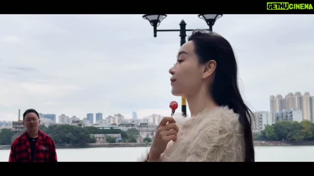 Shirley Yeung Sze-Kei - 848 Likes - 📺當年《喜劇之王》里，“你養我啊？”“我養你啊！”嘅對白感動咗好多人。
今次來個經典重溫，不過不是「返工版」， 而是「直播版」！

而家時代唔同啦，對於我哋呢啲想喺直播界闖出一片天嘅人嚟講，直播就系我哋嘅“返工”。
我同你講：“我要直播！唔畀我直播你養我咩？”唔知你嘅答案系咪同尹天仇當年一樣堅定呢？
你哋 嘅夢想之路上，又系邊個畀咗你勇往直前嘅力量？
有冇過嗰種“我養你”嘅承諾呢？

如果沒有，不要等別人養，
可別放棄，夢想終會發光！
有想過你也可以好好養自己嗎？

快啲喺評論區分享下啦~

#直播夢想 #奮鬥力量 #經典台詞 #不放棄
#不一樣 #結局由你決定 #楊思琦 #szekikk #楊思琦szeki #杨思琦 #杨思琦szeki #香港小姐 #演員