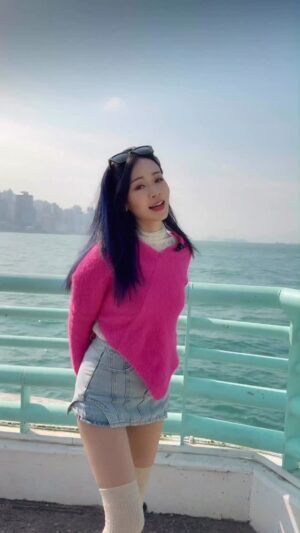 Shirley Yeung Sze-Kei Instagram - 人哋睇你唔起,你咪睇返佢唔起~
唔使討好任何人,你又唔靠佢食飯,憑乜否定你?
講得好聽嘅聽聽就算,唔好聽嘅唔使認真,好多時候系人唔見得你好。
唔好因小人唔開心,人生短短,自己開心先至最重要❤️
#做自己 #粵語正能量 #唔使討好任何人 #自己開心最重要 #遠離小人
#楊思琦 #szekikk #楊思琦szeki #杨思琦 #杨思琦szeki #香港小姐 #演員