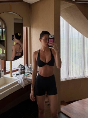 Shirly Karvinen Instagram - Uluwatu dumppi. ☀️❤️ 

Vika kuva on vähän jump scare, iloinen lomalainen kerrassaan. 😂 Täällä on kyl oikeesti ollu ihanaa. 🥹