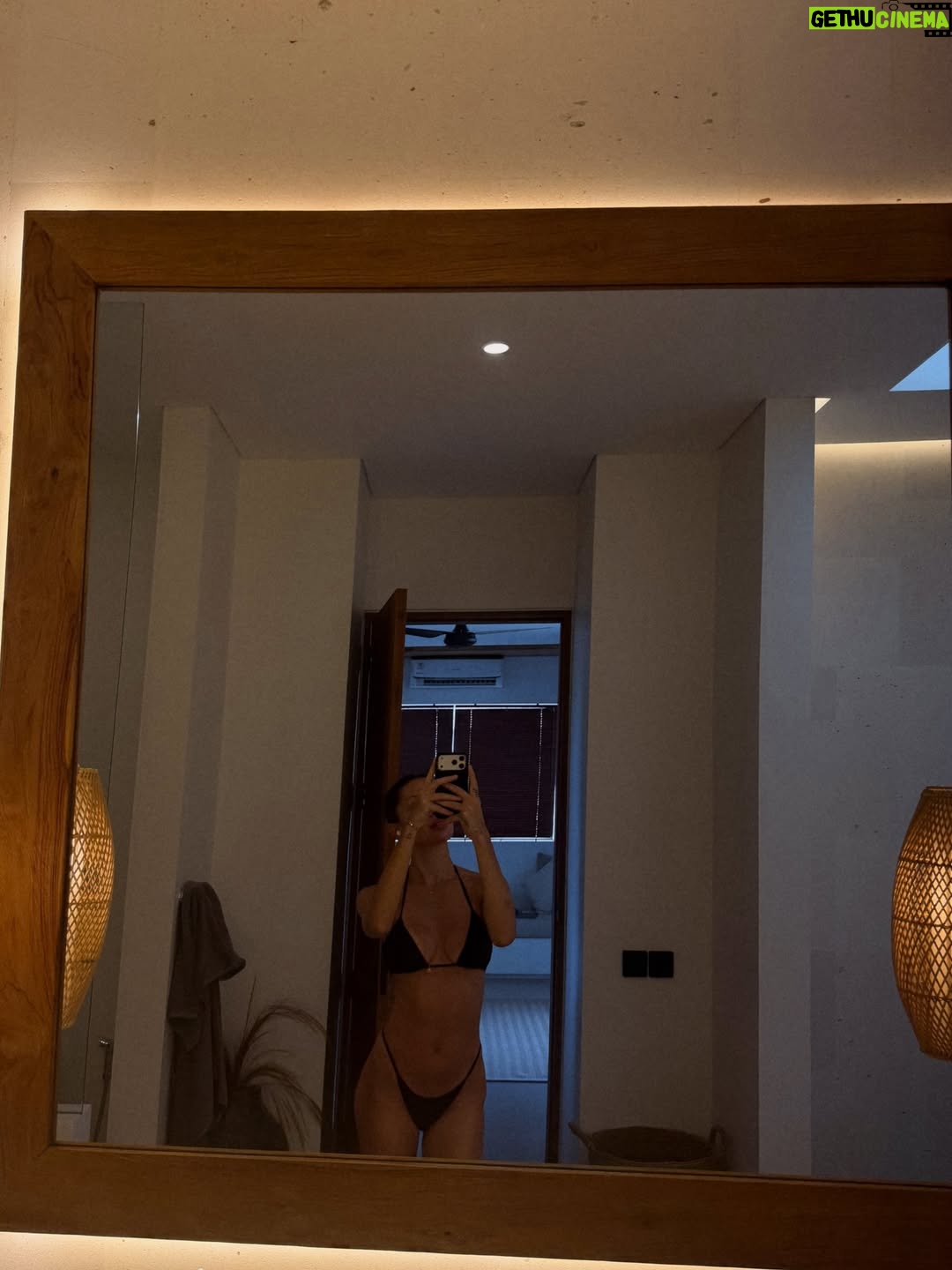 Shirly Karvinen - 4.1K Likes - Uluwatu dumppi. ☀️❤️ 

Vika kuva on vähän jump scare, iloinen lomalainen kerrassaan. 😂 Täällä on kyl oikeesti ollu ihanaa. 🥹