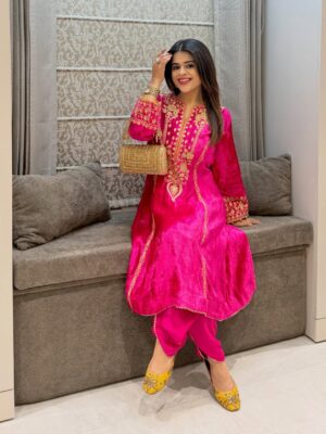 Shivangi Kohli Instagram - Lohri diyan lakh lakh vadhaiyan 💛
Wearing: @sheetalbatra