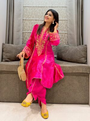 Shivangi Kohli Instagram - Lohri diyan lakh lakh vadhaiyan 💛
Wearing: @sheetalbatra