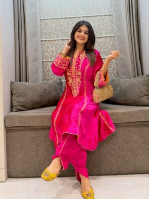 Shivangi Kohli Instagram - Lohri diyan lakh lakh vadhaiyan 💛
Wearing: @sheetalbatra