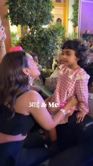 Shivani Divkar Instagram - Aaie ani me 💕 @sanjurathod07 live concert, बाकी सगळं mute 🔥
#awwmaira #marathi  #Goa #motherdaughter #Sanjurathod