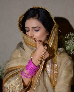 Shivani Yadav Instagram - Aankhein dekhi teri🌙❤️
Team
📸:- @face.in.frame
💄:- @jimmy_makeover
Hair:- @hairstylist_badshah
Wearing:- @silkbyshubh