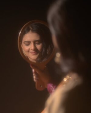 Shivani Yadav Instagram - Adhura sa jo hai,dekh kitna khubsurat hai 🌙
📸 :- @face.in.frame
Wearing :- @silkbyshubh