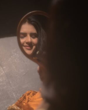 Shivani Yadav Instagram - Adhura sa jo hai,dekh kitna khubsurat hai 🌙
📸 :- @face.in.frame
Wearing :- @silkbyshubh