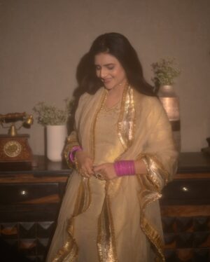 Shivani Yadav Instagram - Adhura sa jo hai,dekh kitna khubsurat hai 🌙
📸 :- @face.in.frame
Wearing :- @silkbyshubh