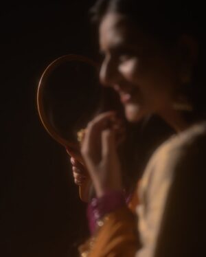Shivani Yadav Instagram - Adhura sa jo hai,dekh kitna khubsurat hai 🌙
📸 :- @face.in.frame
Wearing :- @silkbyshubh