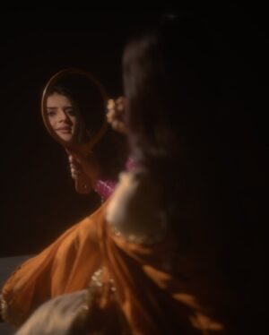 Shivani Yadav Instagram - Adhura sa jo hai,dekh kitna khubsurat hai 🌙
📸 :- @face.in.frame
Wearing :- @silkbyshubh