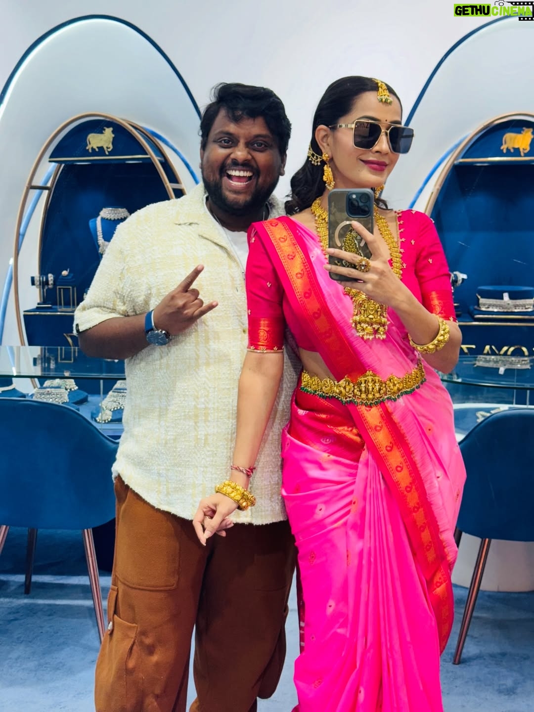 Shobha Shetty - 231.2K Likes - Happy Birthday to the Beautiful Lady entrepreneur✌️Shobha  the CEO of @shobhashettydesignerstudios _____Keep living your Best Life 🙌
Wishing you Love & Happiness on your special day 
Cheers for more fun and many more Memories👍Once again Happy Birthday 🎂 😍
#tastyteja #shobhashetty