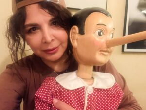 Shohre Soltani Instagram - با چوبی ترین دوستم
ک در آغوشم چشمانش میلرزید
انگار خودش از قد کشیدن دروغهایش شرمنده بود
اما من او را میبخشم چون میدانم دروغهایش نه برای فریب ک برای پر کردن تنهاییش بود. و من .....
ب آدم هایی فکر میکنم ک هر روز راست راست راه میروند بی آنکه حتی یک میلیمتر دماغشان حقیقت پنهانشان را فاش کند 🌱🕊️
شهره سلطانی / اول آذر/۱۴۰۴
#پینوکیو #پینوکیا# دوست_چوبی#دوست_چوبی_من #حقیقت_پنهان