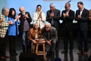 Shohre Soltani Instagram - 💠 آیین تجلیل و بزرگداشت دکتر سیدغلامرضا کاظمیدینان به مناسبت هفتاد و پنج سالگی این پیشکسوت و استاد علم ارتباطات و روابط عمومی، با حضور هنرمندان و چهرههای مطرح موسیقی، سینما، ادبیات و علم ارتباطات، در سی و پنجمین ماهنشست «درآستانه» کانون ادبی زمستان
🌱🕊️
#دکتر_غلامرضا_کاظمی_دینان #مهربان#آدم_حسابی #روابط_عمومی#انسانیت
🆔 @arasbaraninfo