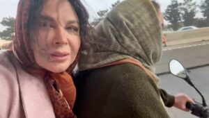 Shohre Soltani Instagram - من ، ژاله ، موتور ، جاده
باد خنده هامو با خودش برد
اما خاطره اش موند
جایی بین خیال و واقعیت
یه همسفر شاید تا اید ....
شهره سلطانی/یازدهم آبان ۱۴۰۴
ويدئوها مربوط ب پشت صحنه های سریال سیاه چاله میباشد 🌱🕊️
#سیاه_چاله#دوست#رِفیق#دوستانه#رفیق_قدیمی #روزهای_خوب_خواهند_آمد #موتور_سواری #موتور