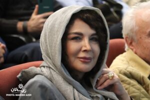 Shohre Soltani Instagram - .
بزرگداشت آقای سیاوش تهمورث عزیزم ب همت کانون ادبی زمستان ...
بعضی آدمها فقط معلم نیستند، مسیرند.
آقای تهمورث عزیز، خوش حالم که اولین قدمهای بازیگری را با شما و از شما آموختم.
حضورتان در مسیر هنری من همیشه با احترام و قدردانی همراه است.
دوستتون دارم بابای پهلوان من 🌱🕊️🎭
#کانون_ادبی_زمستان#پیشکسوت#سیاوش_طهمورث #سیاوش_تهمورث#سجاد_عزیزی_آرام