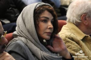 Shohre Soltani Instagram - .
بزرگداشت آقای سیاوش تهمورث عزیزم ب همت کانون ادبی زمستان ...
بعضی آدمها فقط معلم نیستند، مسیرند.
آقای تهمورث عزیز، خوش حالم که اولین قدمهای بازیگری را با شما و از شما آموختم.
حضورتان در مسیر هنری من همیشه با احترام و قدردانی همراه است.
دوستتون دارم بابای پهلوان من 🌱🕊️🎭
#کانون_ادبی_زمستان#پیشکسوت#سیاوش_طهمورث #سیاوش_تهمورث#سجاد_عزیزی_آرام