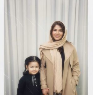 Shohre Soltani Instagram - .
گاهی آدم فقط یکیو میخواد که دستتو بگیره
بغلت کنه، آروم تو گوشت بگه؛ نترسیا من اینجام ...
اما آنهایی ک بهت این حرفا رو میزدن الان فقط تو عکسای دور و برت هستند .
تو موندی با یه دنیا دلتنگی که هیچوقت تموم نمیشه و یک بچهی کوچیک توی وجودت ک
هنوزم شبها منتظر یه آغوشه . اون بچه مامانشو میخواد . داداشی که عاشقش بود رو میخواد .
اون بچه
منتظر صدایی هست که بگه: شهره خواب میبینی من کنارتم ، من هیچوقت دستتو ول نمیکنم . بیا تو بغل خودم .
حالا من خود شهره شدم پناه اون بچه
دستشو گرفتم
بغلش کردم، گریه کردیم با هم، خیلی گریه کردیم ، خیلی خیلی گریه کردیم
و فقط تونستم بهش بگم ؛
میدونم سخته، میدونم دردت زیاده…
ولی ما هنوز نفس میکشیم
مهم اینکه یاد مامان و شهرام با ماست 🌱🕊️
هشت مهر ۱۴۰۴
از فن پیج عزیزم لیلا جان ممنون برای درست کردن این عکس ها 🙏
#کودکی#شهره_شهرام #مامان#کودکیم_آرزوست #کودکی_تکرار_شدنی_نیست