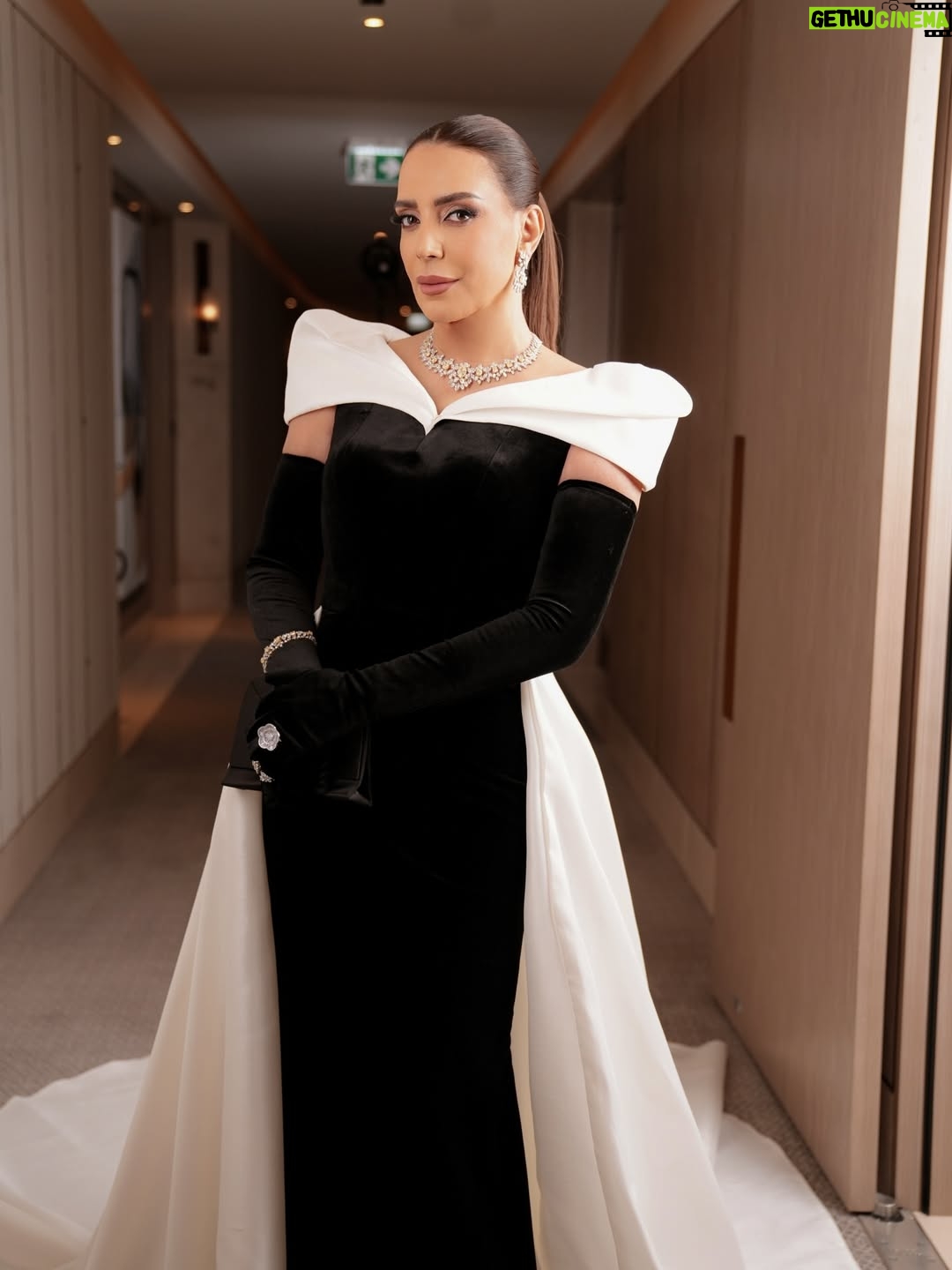 Shokran Mortga - 62.8K Likes - Joy Awards ✨
.
.
.
Stylist: @styled_by_h2 
Dress: @fadeljaberofficial 
Jewelry: @nsoulijewelry 
Hair: @yamensamanofficial 
Makeup: @hawraa.dergham 
Photos: @m3_ye 
.
.
@joyawards 
@riyadhseason 
.
.
❤️❤️