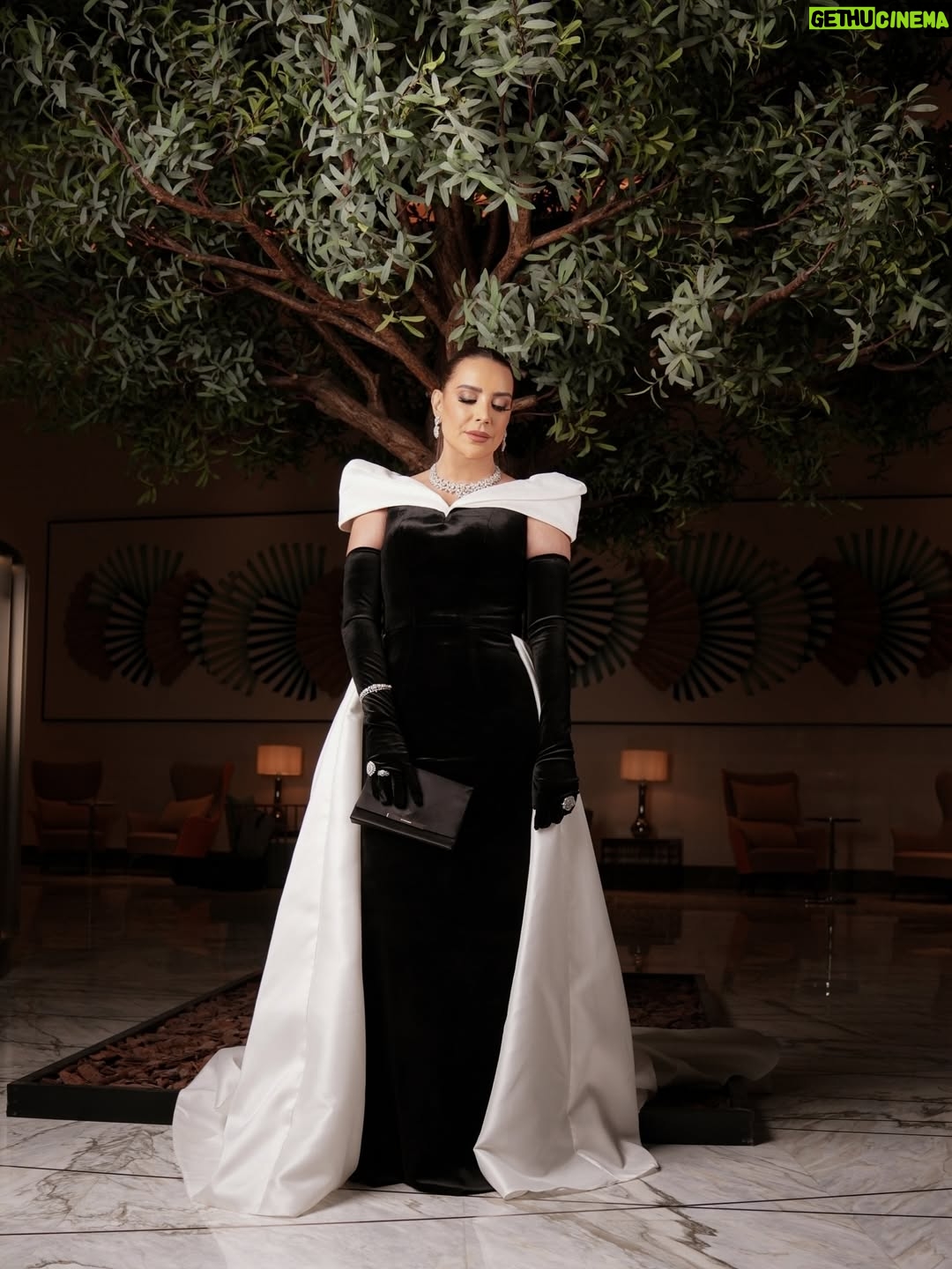 Shokran Mortga - 62.8K Likes - Joy Awards ✨
.
.
.
Stylist: @styled_by_h2 
Dress: @fadeljaberofficial 
Jewelry: @nsoulijewelry 
Hair: @yamensamanofficial 
Makeup: @hawraa.dergham 
Photos: @m3_ye 
.
.
@joyawards 
@riyadhseason 
.
.
❤️❤️