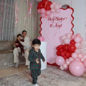 Shouk Al Hadi Instagram - Early birthday party 🥹💗
شكرا عايلتي الله لا يحرمني 💗
اخر صوره من خلف الكواليس 🤣